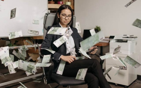women-money-pluscredit women money pluscredit 1